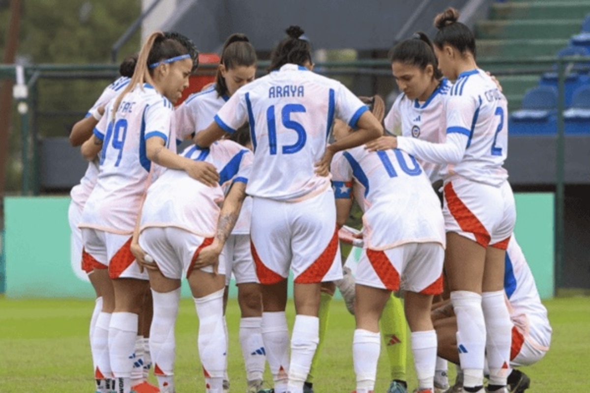 Con dos Leonas: Luis Mena entrega la lista de convocadas para La Roja Femenina contra Uruguay