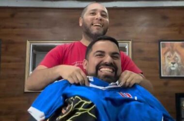 "Peluquero se hace viral con particular broma de la U a hinchas de Colo Colo"