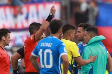 No sólo las expulsiones: El duro informe arbitral que complica a la U tras el duelo frente a Everton