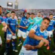 Lucas Assadi y sus compañeros celebrando un triunfo de la U.