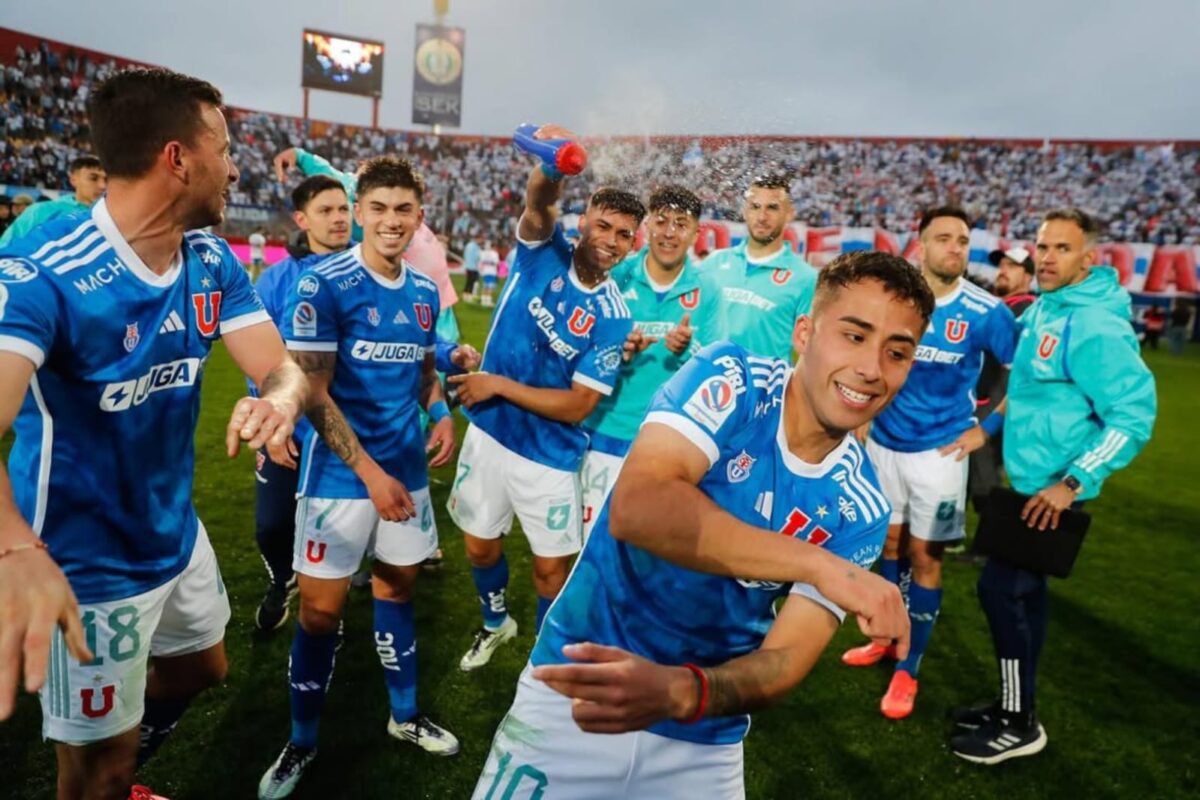 Lucas Assadi y sus compañeros celebrando un triunfo de la U.