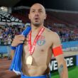 Primer plano a Marcelo Díaz celebrando la Copa Chile 2024.