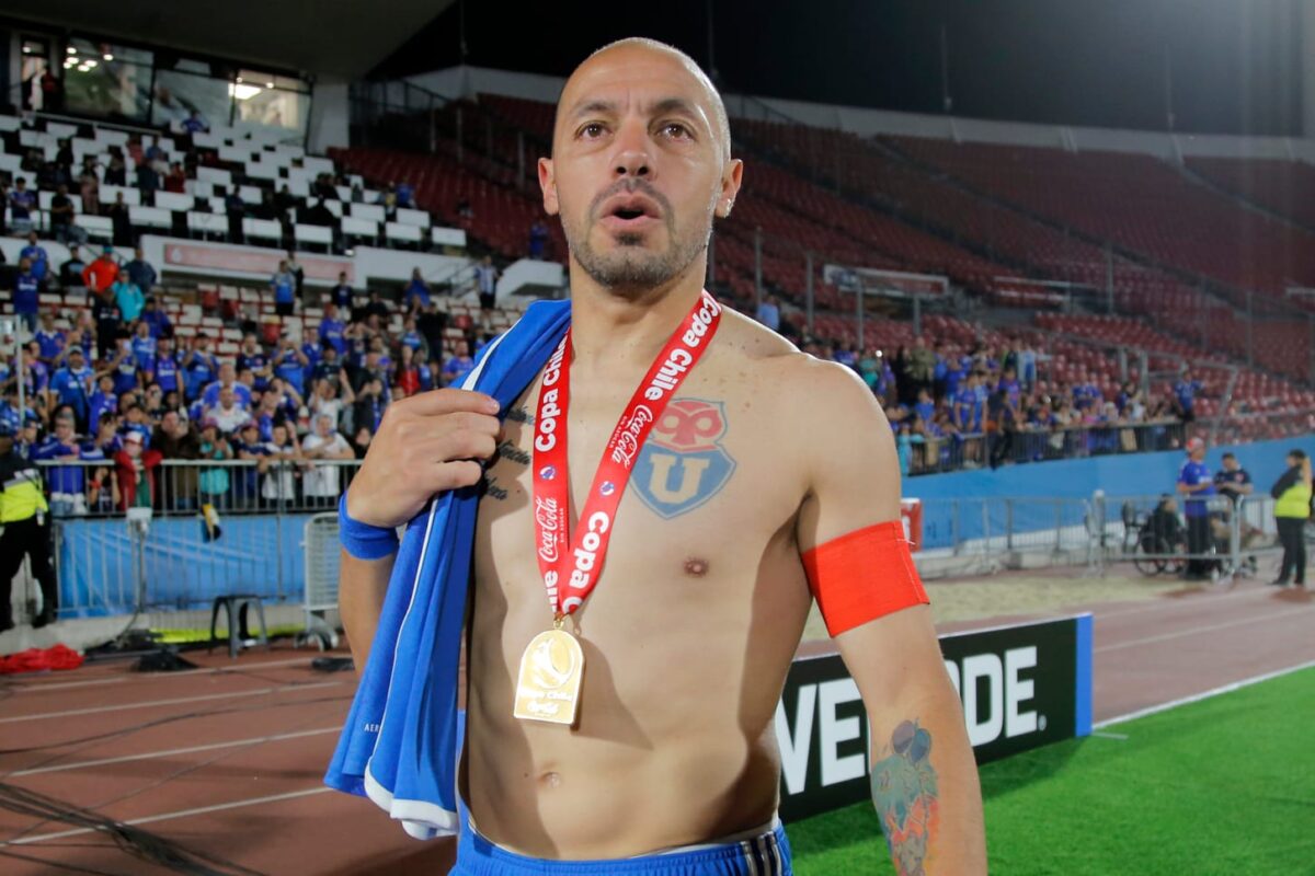 Primer plano a Marcelo Díaz celebrando la Copa Chile 2024.