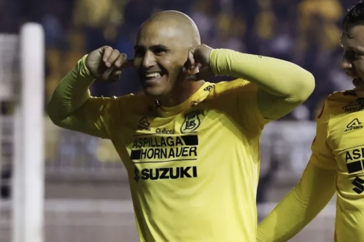 Es cosa de tiempo: Un cada vez más azul Humberto Suazo confiesa tener “el corazón dividido” entre la U y Colo-Colo