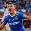 Charles Aránguiz celebrando un gol con la camiseta de Universidad de Chile.