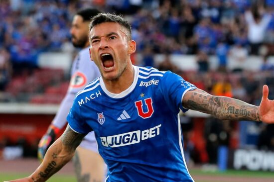 Charles Aránguiz celebrando un gol con la camiseta de Universidad de Chile.