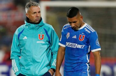 El técnico de la U Gustavo Álvarez y el jugador Cristián Palacios.