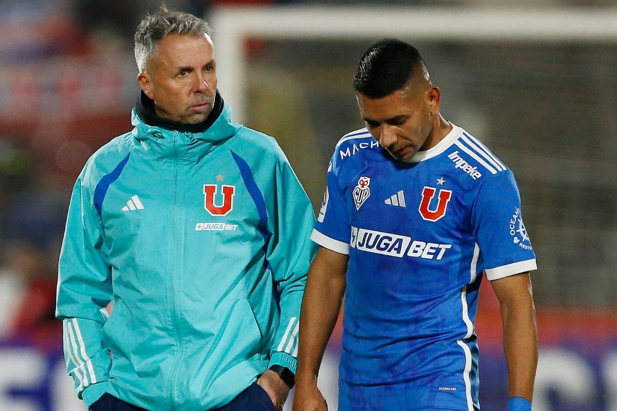 El técnico de la U Gustavo Álvarez y el jugador Cristián Palacios.