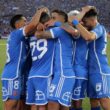 Plantel de Universidad de Chile celebrando un gol.