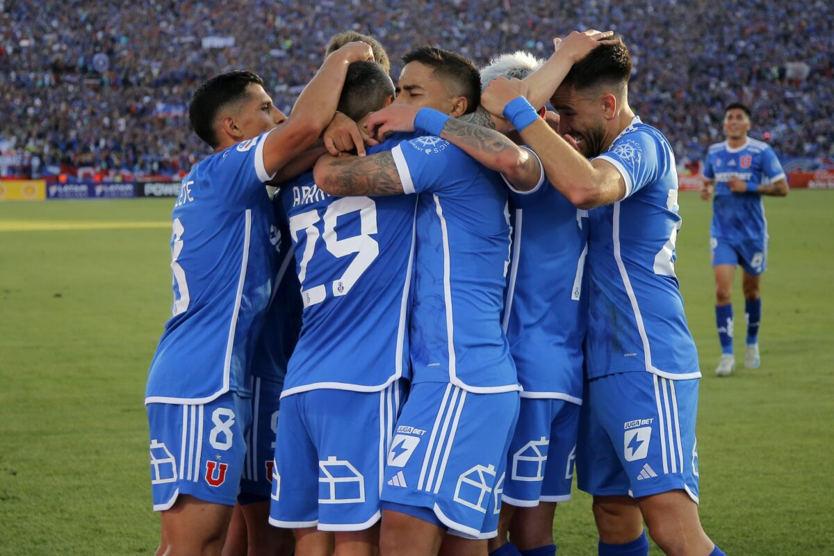 Plantel de Universidad de Chile celebrando un gol.