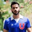 Johnny Herrera con una camiseta retro de Universidad de Chile.