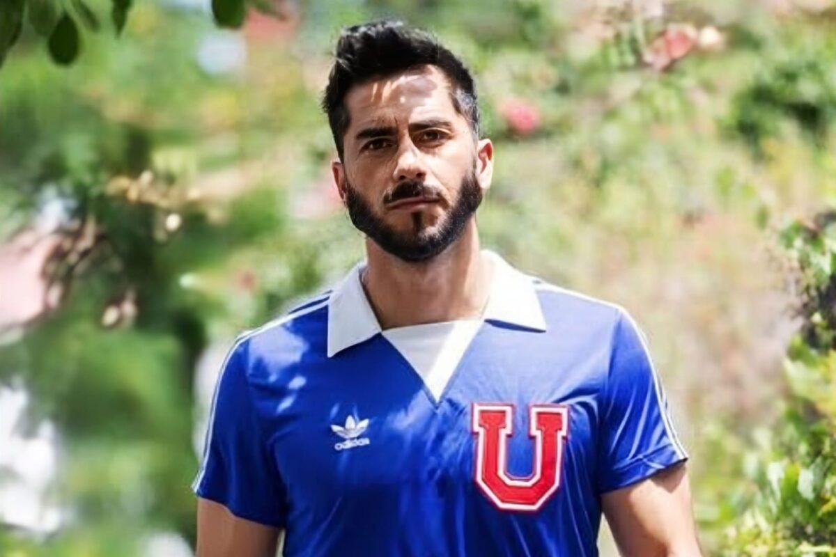 Johnny Herrera con una camiseta retro de Universidad de Chile.