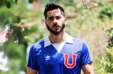 Johnny Herrera con una camiseta retro de Universidad de Chile.