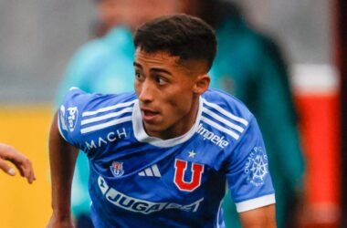 Primer plano a Lucas Assadi con la camiseta de Universidad de Chile.