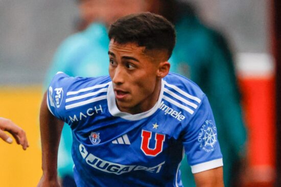 Primer plano a Lucas Assadi con la camiseta de Universidad de Chile.