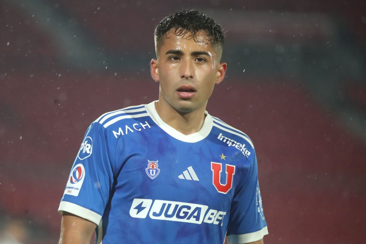 Lucas Assadi con la camiseta de Universidad de Chile.