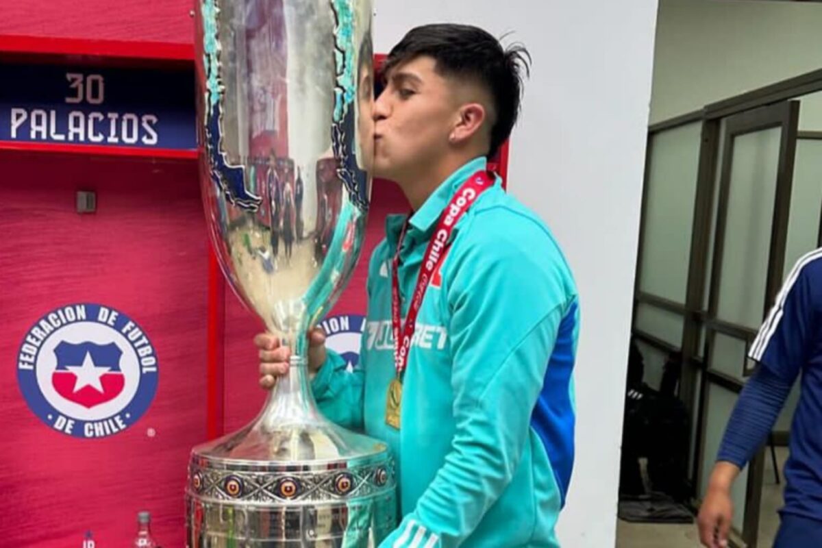 Marcelo Morales dándole un beso al trofeo de la Copa Chile