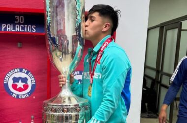 Marcelo Morales dándole un beso al trofeo de la Copa Chile