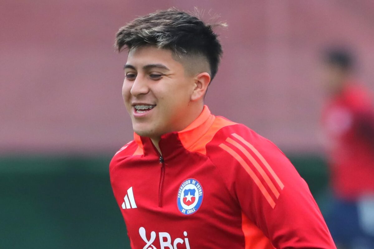 Primer plano a Marcelo Morales con la camiseta de la Selección Chilena.