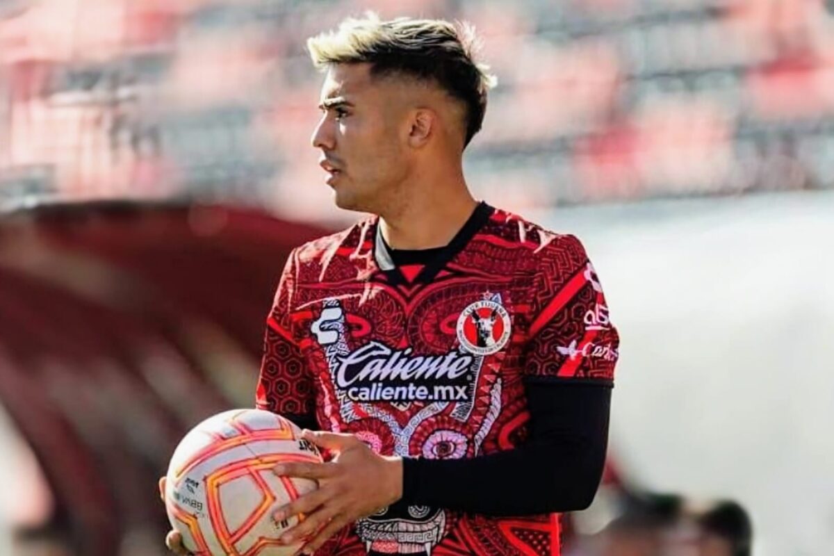 Nicolás Díaz con la camiseta de Xolos de Tijuana.