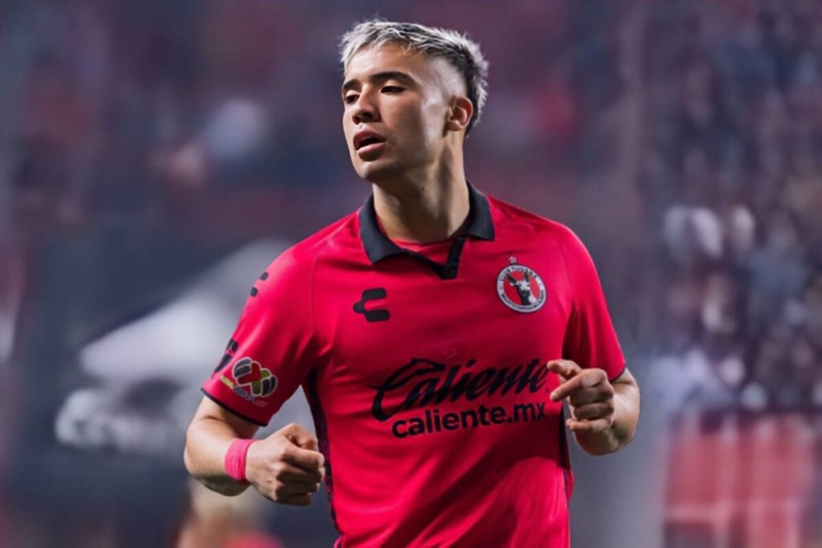 Nicolás Díaz con la camiseta de Xolos de Tijuana.