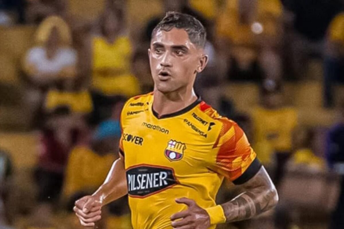 Primer plano a Nicolás Ramírez con la camiseta de Barcelona de Guayaquil.