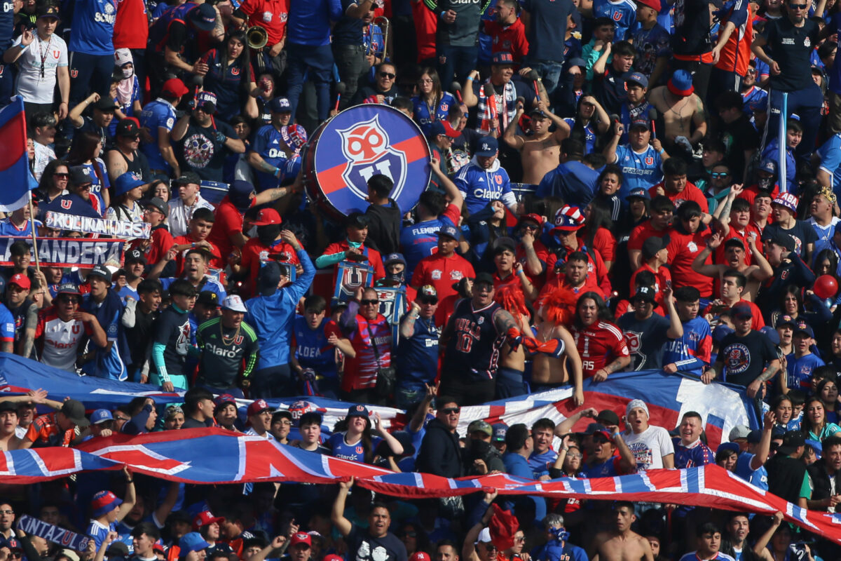 "Una vergüenza": Hinchas disparan contra Azul Azul por el alza en los abonos de la U