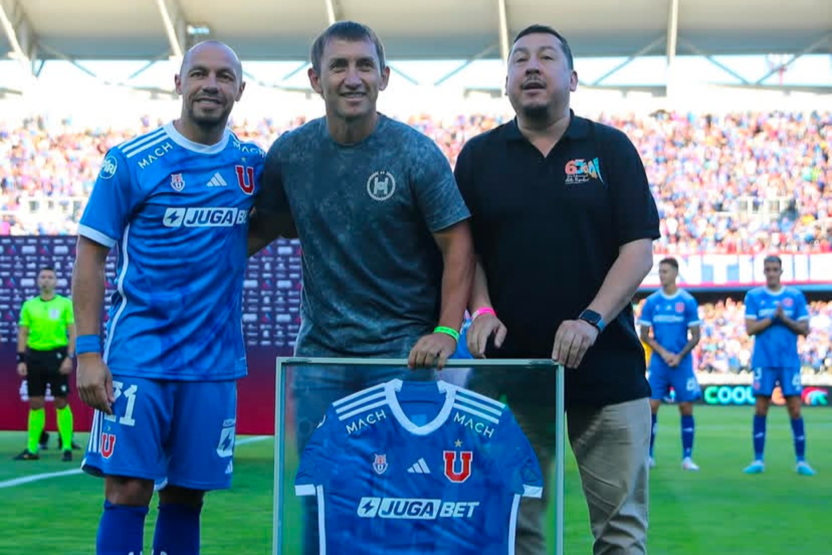 Uno homenajeado y dos como hinchas: Los campeones de la Sudamericana que alentaron a la U en Concepción