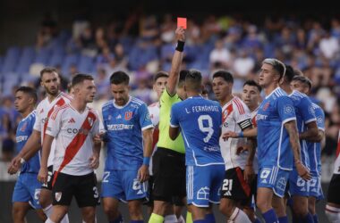 "“Multas por expulsiones”: Hinchas de la U pierden la paciencia con Leandro Fernández y su roja ante River"