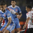 Lucas Assadi disputando un balón con Rodrigo Aliendro en amistoso entre Universidad de Chile y River Plate.