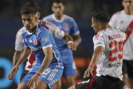 Lucas Assadi disputando un balón con Rodrigo Aliendro en amistoso entre Universidad de Chile y River Plate.