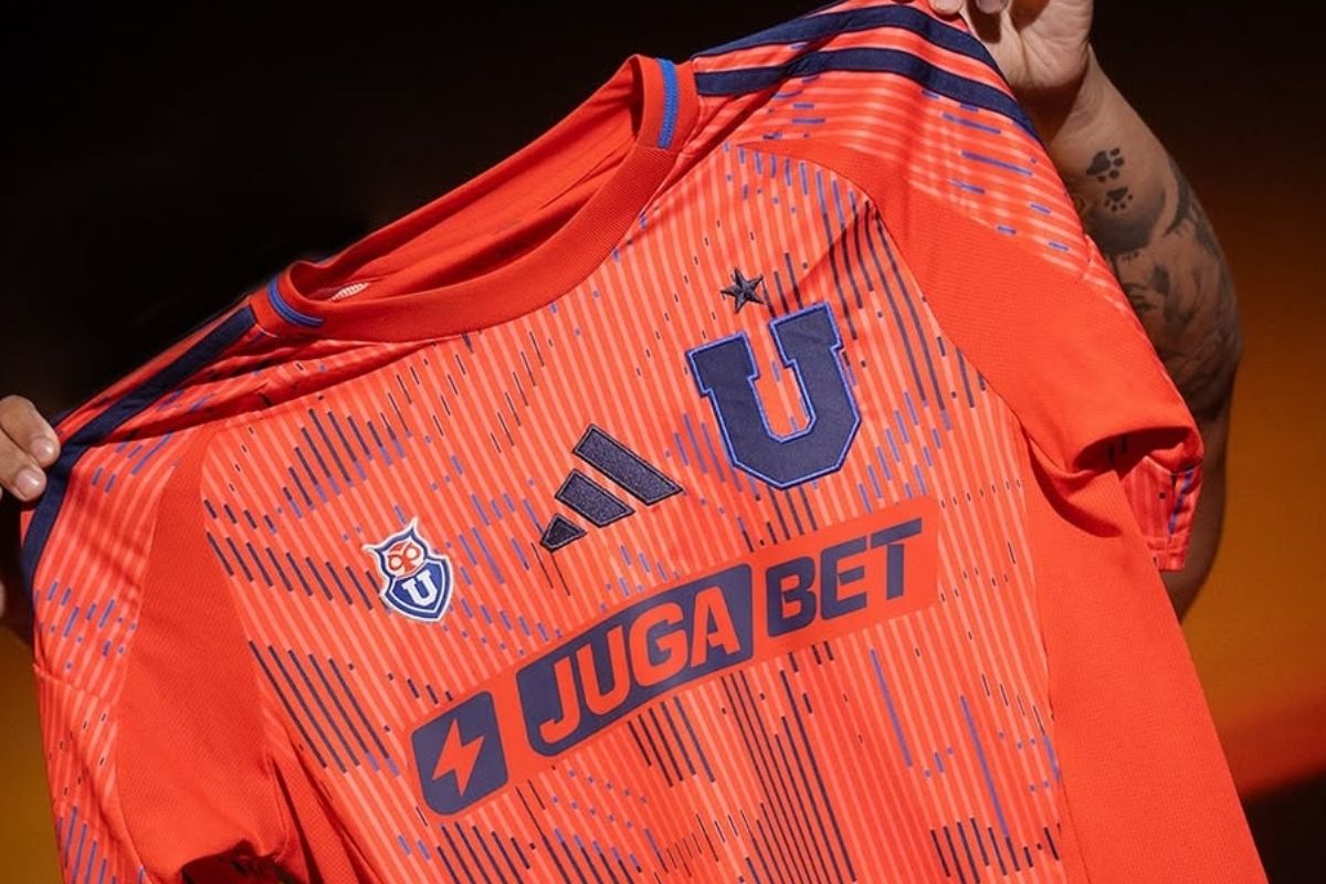 Es oficial: Universidad de Chile presenta su nueva camiseta para la temporada 2025