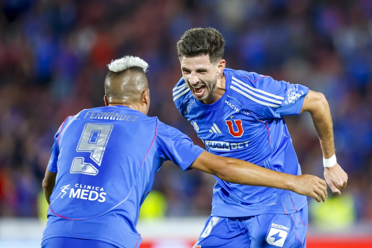 Lucas Di Yorio y Leandro Fernández celebrando un gol con Universidad de Chile.