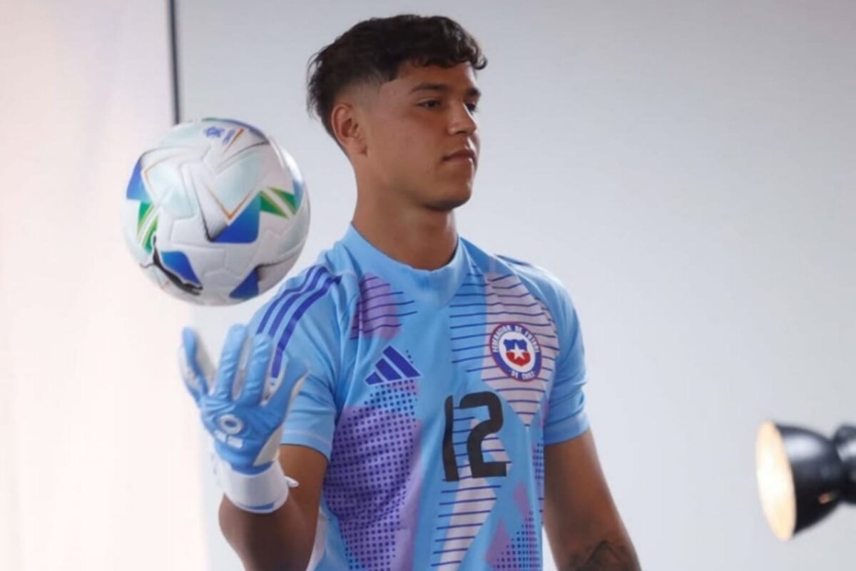 Ignacio Sáez con la camiseta de la Selección Chilena.