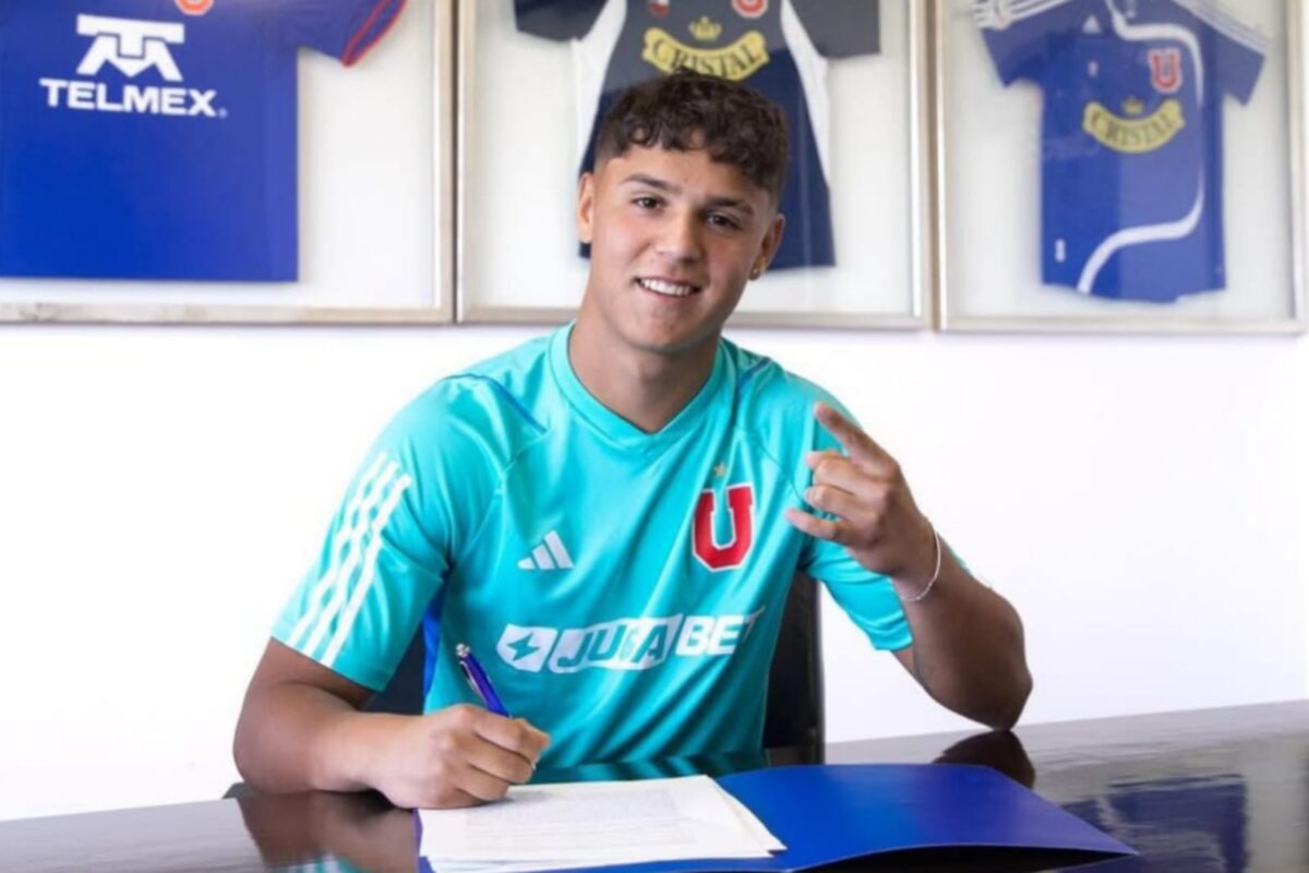 Ignacio Sáez firmando su primer contrato profesional con Universidad de Chile.