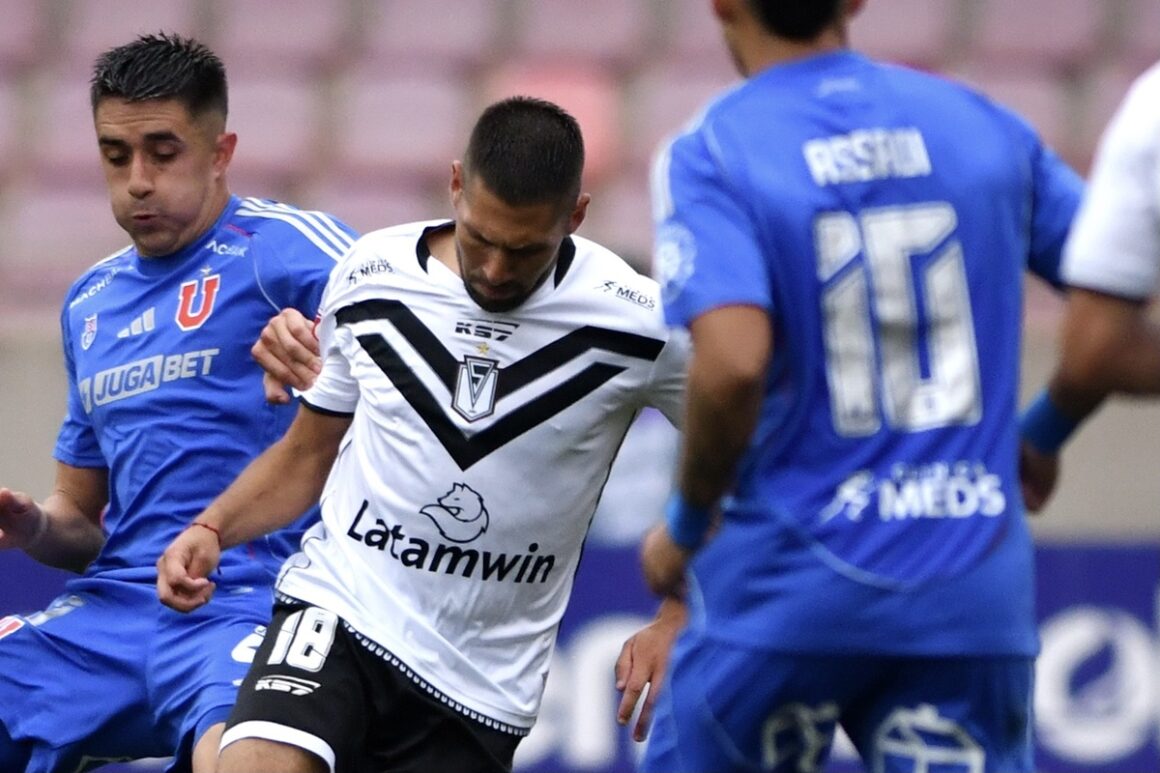 “Con la cabeza en otro lado”: Aseguran que jugador de la U devolvió la camiseta de titular ante el Morning