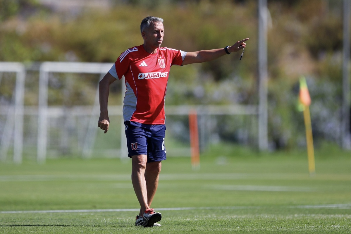 “Nos da una…”: Gustavo Álvarez respalda a criticado jugador de la U que asoma como titular en Copa Chile