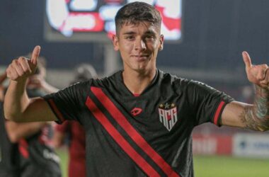 Ángelo Araos con la camiseta de Atlético Goianiense.