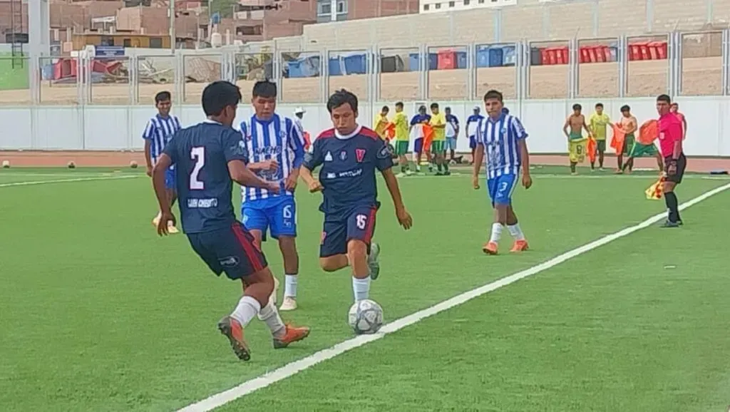 Increíble, pero cierto: equipo peruano sorprendió jugando con camiseta ¿de la U?